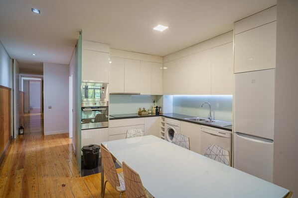 Een koelkast, een microgolfoven, een oven, een kookplaat