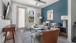 Apartament, 1 dormitori | Sala d'estar | Televisor intel·ligent de 50 polzades amb canals digitals 