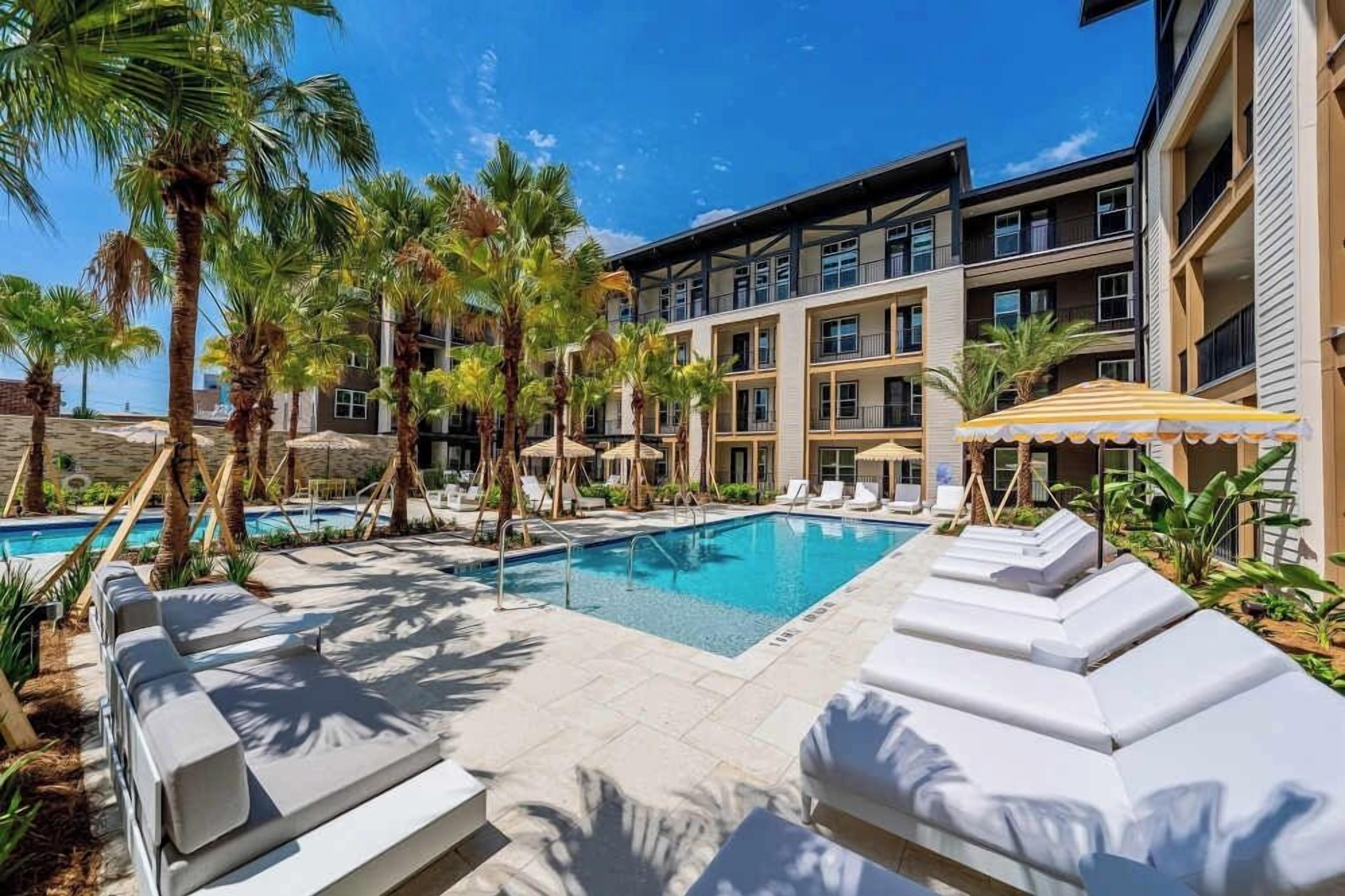 2 室外游泳池，免费小屋，日光浴躺椅