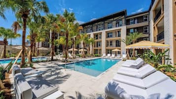 2 outdoor pools, free cabanas, sun loungers