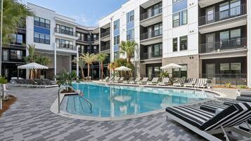 Piscine extérieure, chaises longues