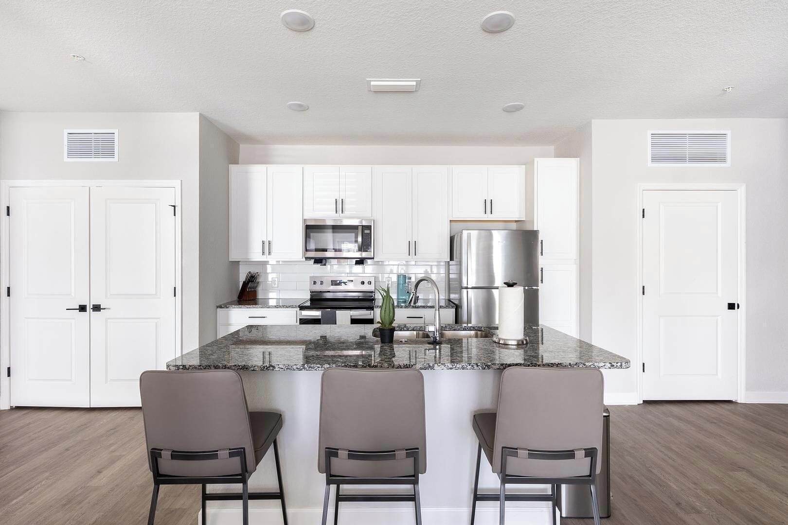 Apartment (1 Bedroom) | Private kitchen | Coffee/tea maker