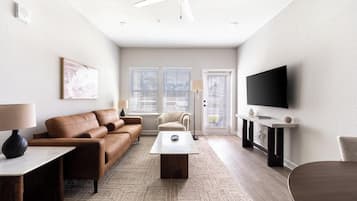 Leilighet (1 Bedroom) | Oppholdsområde | En 50-tommers smart-TV med digitale kanaler