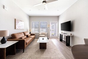 Departamento (1 Bedroom) | Área de sala de estar | Smart TV de 50 pulgadas con canales digitales 