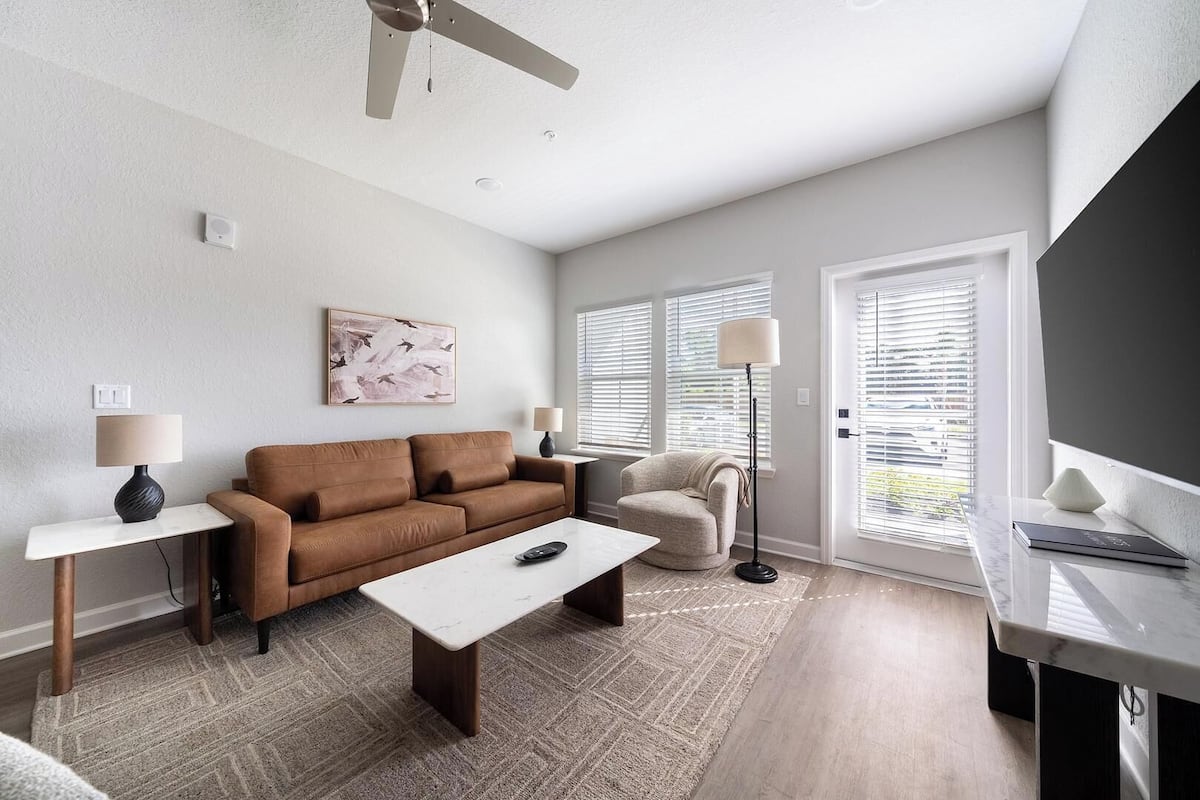 公寓 (1 Bedroom) | 起居區 | 50-吋智慧型電視,提供數位頻道