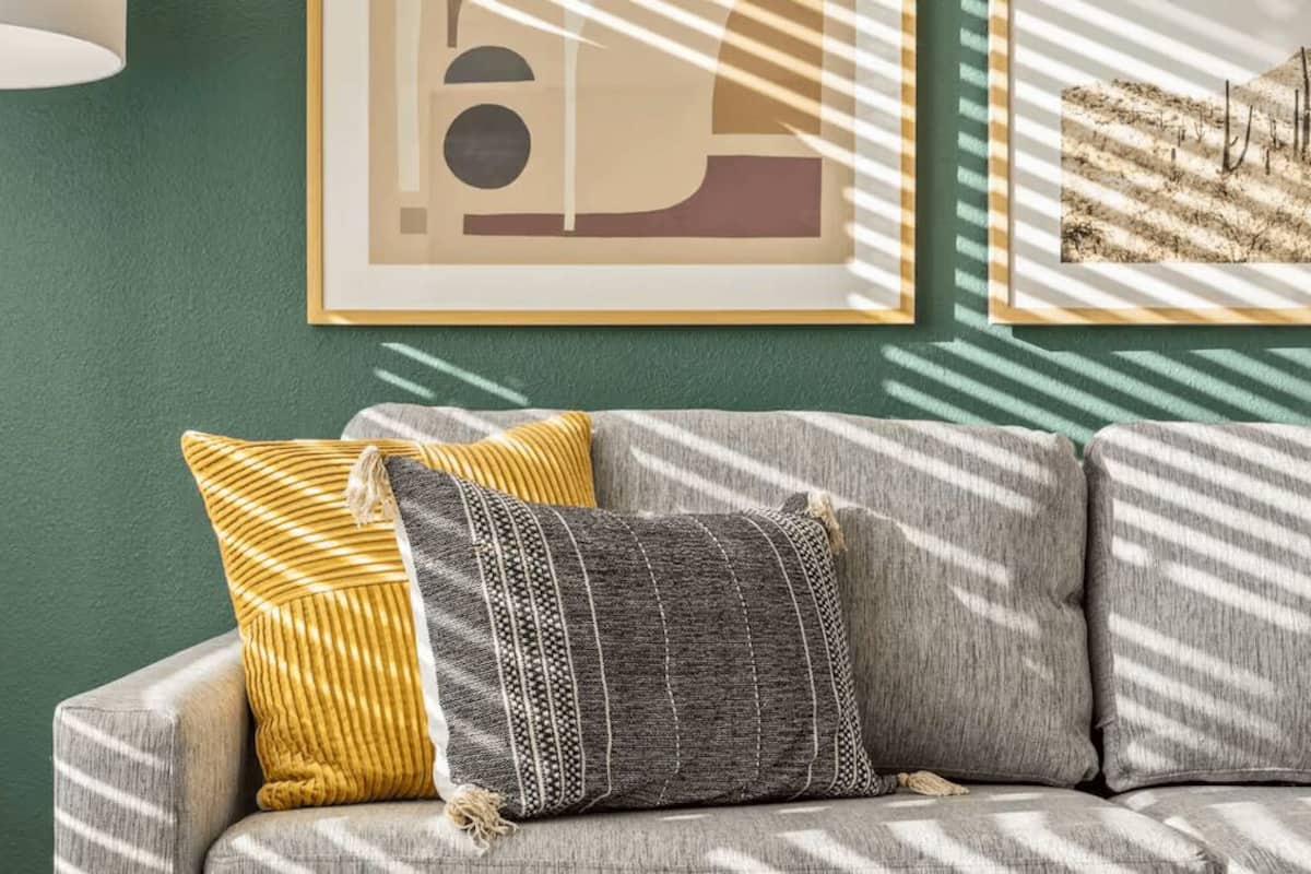 Departamento, 2 habitaciones | Área de sala de estar | Smart TV de 50 pulgadas con canales digitales