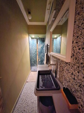 Haartrockner, Bidet, HandtĂŒcher, Seife