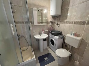 Departamento Confort, balcón, vista al patio | Baño