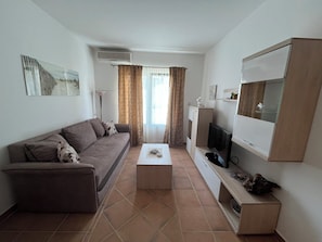 Appartement Confort, balcon, vue cour intérieure | Coin séjour