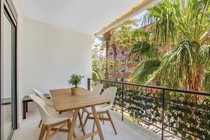 Outdoor dining - Holiday Home in Torremolinos by Playa Carihuela (Torremolinos)