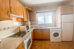 Fridge, microwave, oven, stovetop - Apartment in Benalmádena with Sea Views (Benalmádena)