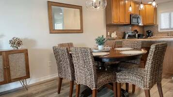 Condo, nhiều giường (Sunset Harbor Palms 2-210 - Bayside R) | Khu ăn uống