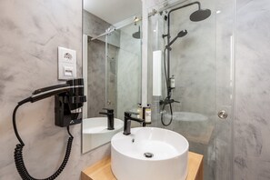 Een douche, een haardroger