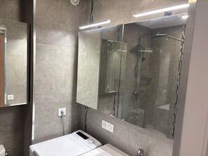 Dusche, Haartrockner, Handtücher, Seife