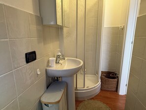 Douche, sèche-cheveux, bidet, serviettes fournies