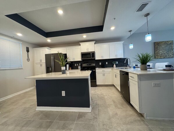 ثلاجة، ميكروويف، فرن، موقد طهي مسطح