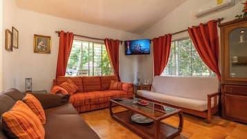 Comfort House, Private Pool | Living room