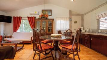 Comfort-Haus, eigener Pool | Esszimmer