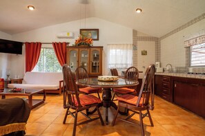 Comfort-Haus, eigener Pool | Esszimmer