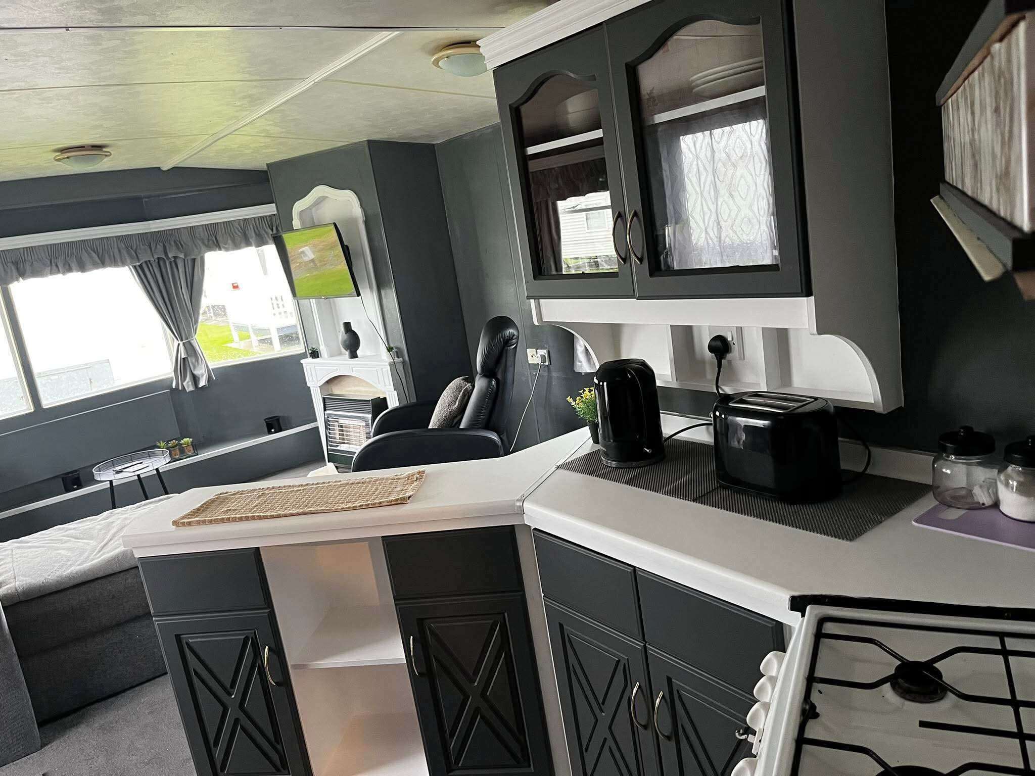 Lemari es, microwave, oven, dan kompor