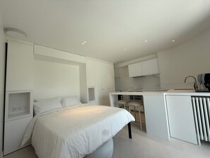 1 dormitorio, tabla de planchar con plancha, wifi y ropa de cama