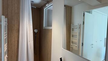 Haartrockner, HandtĂŒcher, Seife, Toilettenpapier