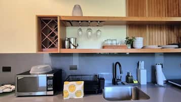 Micro-ondes, four, lave-vaisselle, cafetiĂšre/bouilloire