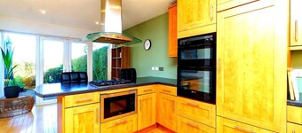 Spacious 4-Bed Home! WiFi ! Parking Great Location