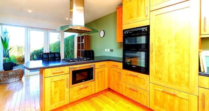 Spacious 4-Bed Home! WiFi ! Parking Great Location