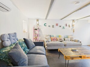 TV, fireplace - Charming Cottage nr Newquay– Sleeps 5 & Cosy Fire (Falmouth)