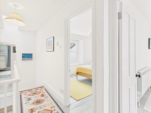 3 bedrooms, desk, iron/ironing board, Internet