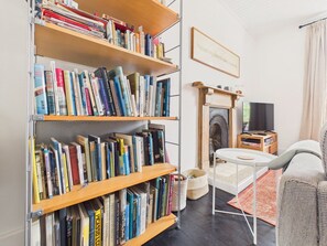 Fernseher, Kamin, Bücher