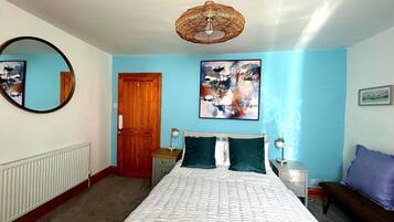 3 bedrooms, desk, iron/ironing board, Internet