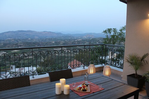 Myron Luxury Living -Two Bedroom Modern House with panoramic views