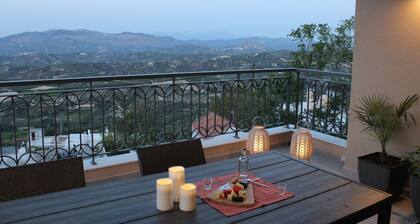 Myron Luxury Living -Two Bedroom Modern House with panoramic views