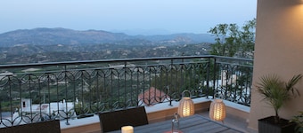 Myron Luxury Living -Two Bedroom Modern House with panoramic views