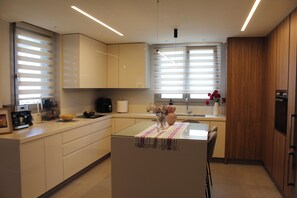 Fridge, oven, stovetop, dishwasher