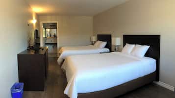 Quadruple Room | Desk, laptop workspace, free WiFi