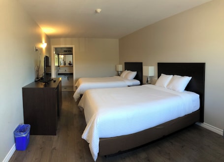 Quarto quádruplo | Escrivaninha, espaço de trabalho para notebook, Wi-Fi de cortesia. Kow's Inn