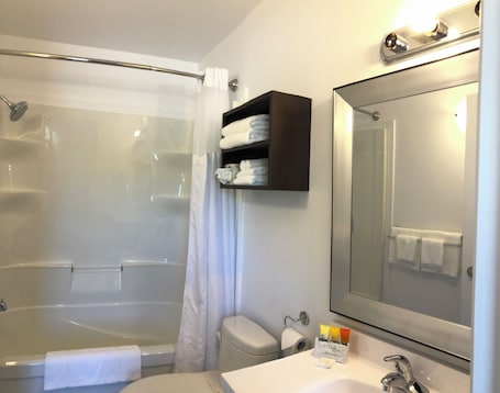 Bañera con ducha, secador de pelo, toallas, jabón. Kow's Inn
