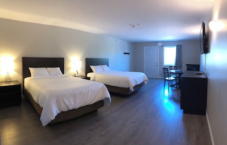 Quadruple Room | Desk, laptop workspace, free WiFi