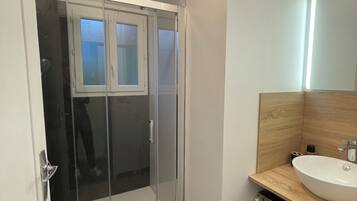 Douche, sĂšche-cheveux, serviettes fournies, papier toilette