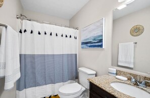 Hiustenkuivaaja, pyyhkeet, saippua, vessapaperi