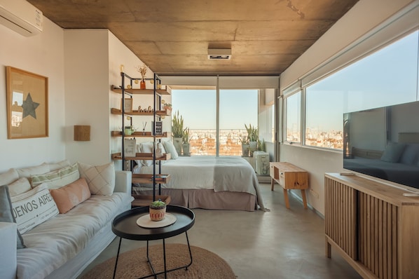 Studio – superior, byutsikt | Safe på rommet, lydisolert, strykejern/-brett og barnesenger