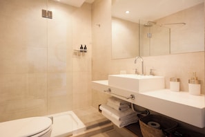 Superior Studio, City View | Bathroom