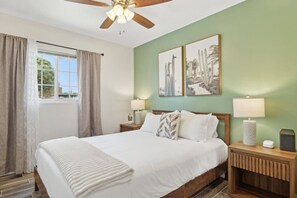 4 bedrooms, desk, iron/ironing board, travel cot - Chic Phoenix Home | Heated Pool | Hot Tub | Grill (Phoenix)