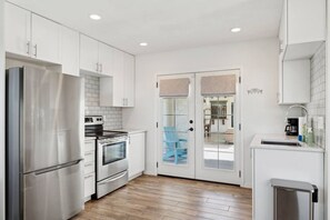 ثلاجة، ميكروويف، فرن، موقد طهي مسطح