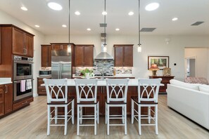 Kylskåp, mikrovågsugn, ugn och spishäll