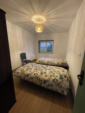 5 bedrooms, free WiFi, bed sheets