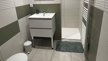 Serviettes fournies, savon, papier toilette